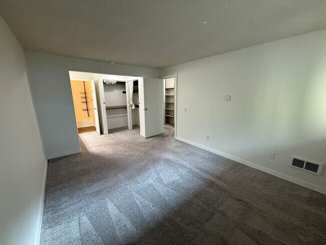 Building Photo - 2 Bedroom 2 Bathroom Plus Amenities!