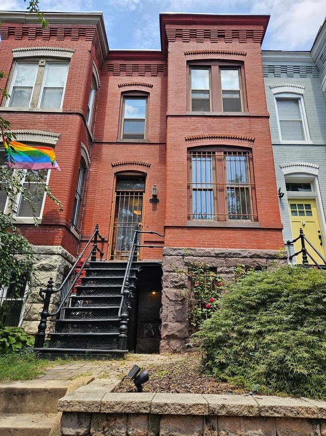 Primary Photo - Charming 3BR Rowhome in Bloomingdale