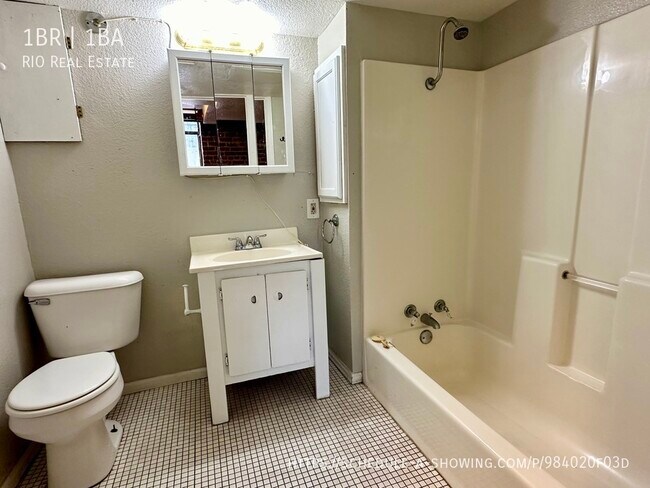 Building Photo - 975 N Washington St