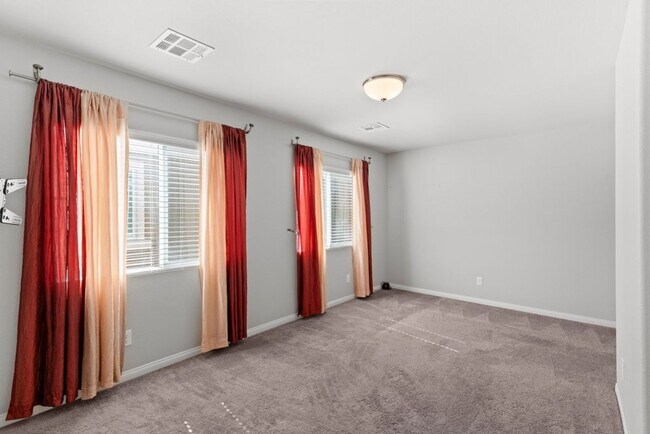 Building Photo - Beautiful 4 Bed 2.5 Bath Home Jones and Wa...