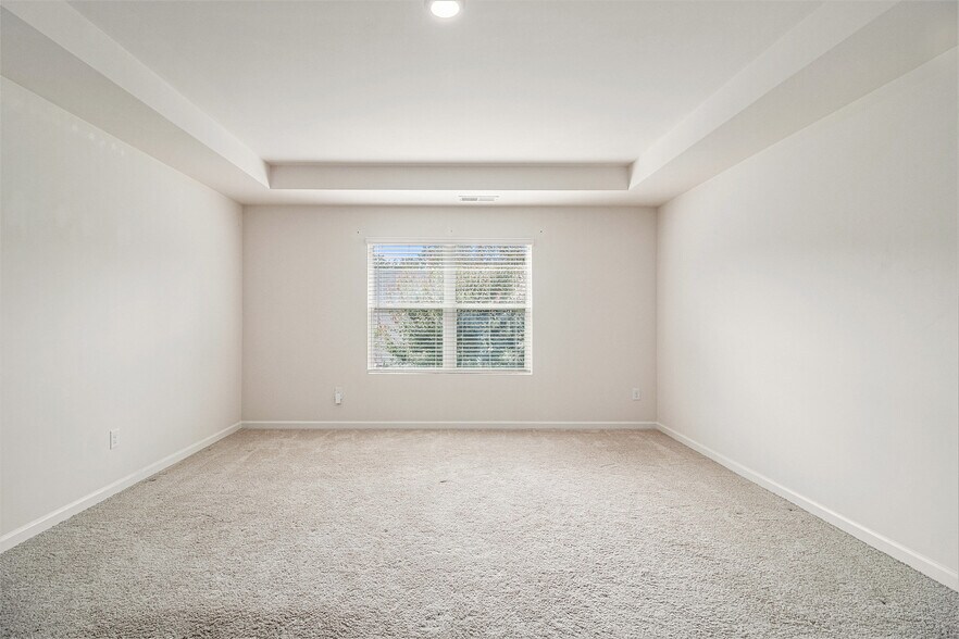 Building Photo - 3135 Hendrick Dr