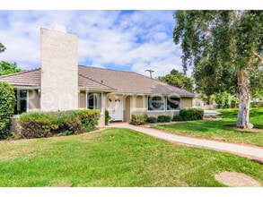 Building Photo - 2822 Mesa Dr