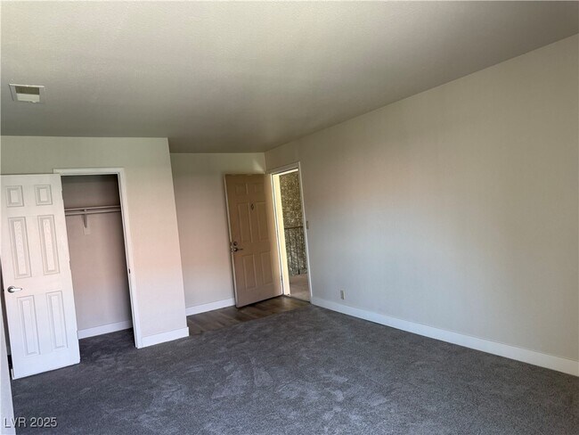 Building Photo - 4390 Sandy River Dr