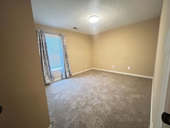 Building Photo - 4 BEDROOM/2 BATH HOME + Bonus Room in Rive...