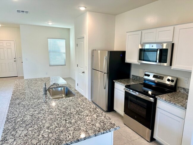 Building Photo - Beautiful new home in Bella Vista Farms, San Tan Valley! 9' ceilings, tile floors, granite counte...