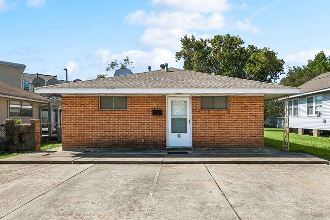 Primary Photo - 124 Lake Ave