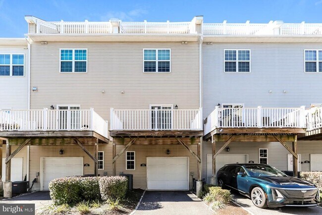 Building Photo - 113 Royal Mews