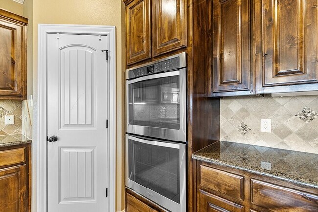 Building Photo - 5811 Oak Creek Drive