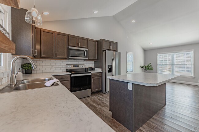 Building Photo - 2216 E Walnut St