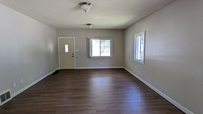 Building Photo - 1674 Manz St