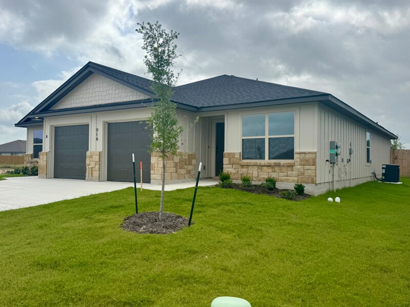 Building Photo - 914 Switchgrass Dr