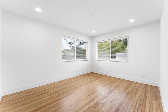 Building Photo - 7531 Edgewater Cir