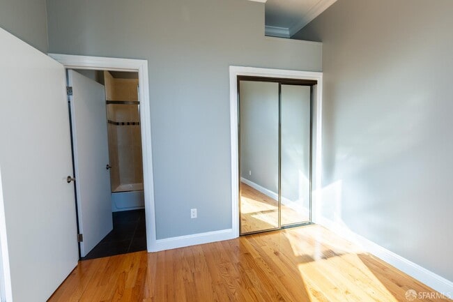 Building Photo - 2555 Sacramento St