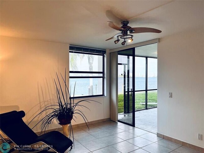 Building Photo - 112 Lake Emerald Dr