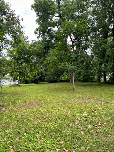 Exterior (Yard) - 11323 N Oak St