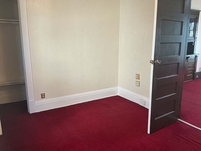 Building Photo - 800-802 S 32nd St