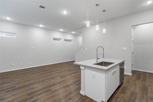 Building Photo - 606 Thornton Rd