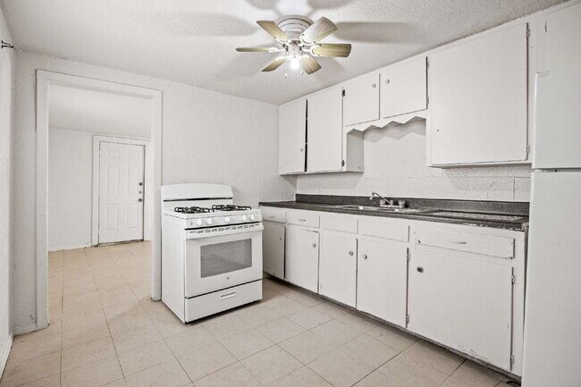 Building Photo - Spacious single story 2 bedroom 1 bath Ava...