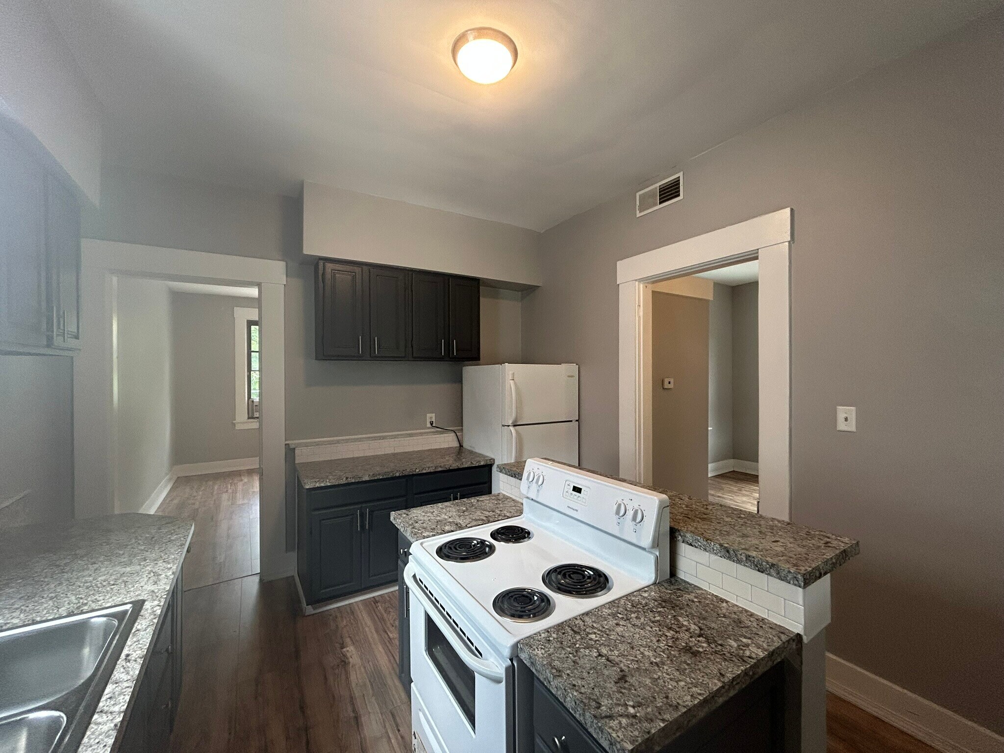 Kitchen - 3049 Riverside Dr