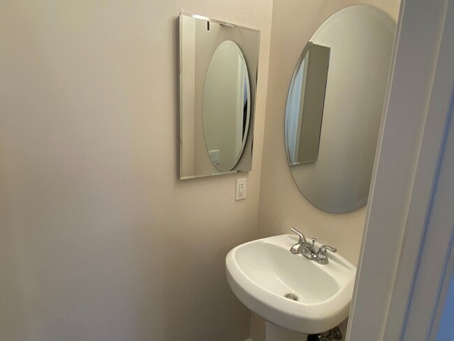 Building Photo - Beautiful Four Bedroom Townhouse in Pasadena