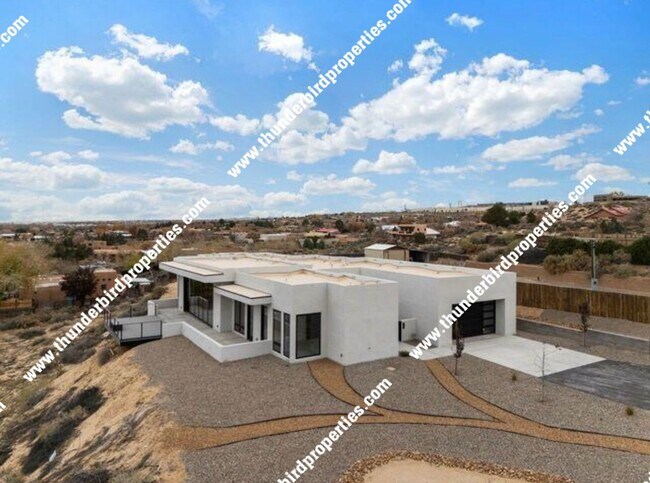 Building Photo - Living on top of the world in Corrales!!!! Look at these views!!!!