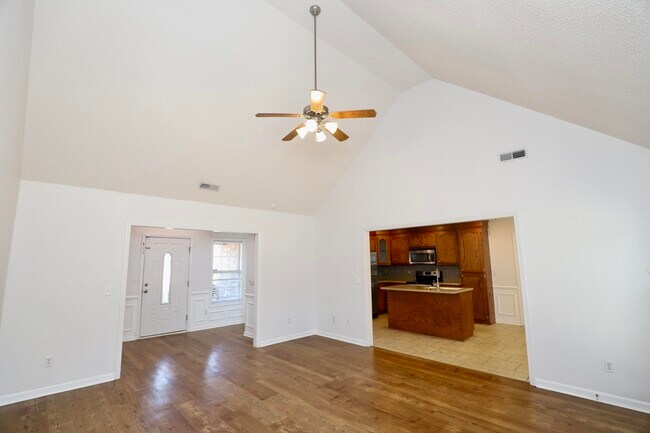 Building Photo - 3065 Temple Rd