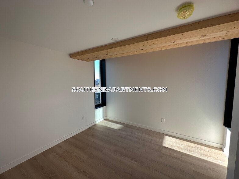 Building Photo - 11 E Lenox St