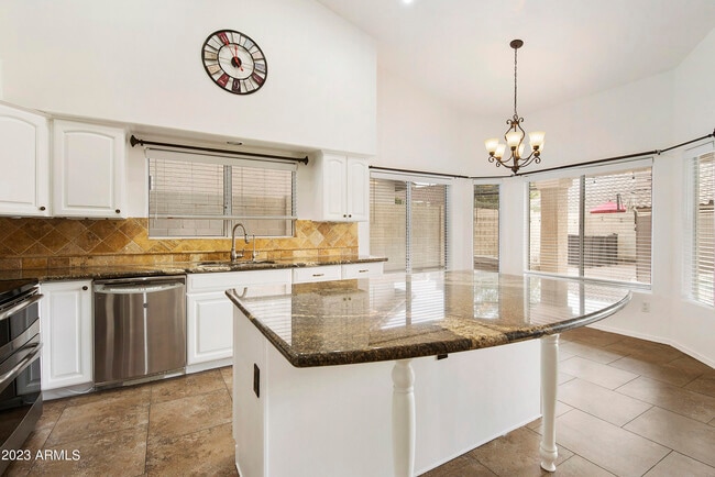 Building Photo - 4611 E Fernwood Ct