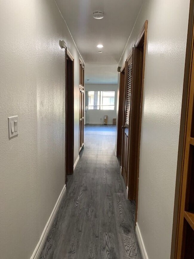 Building Photo - Los Caballeros #211