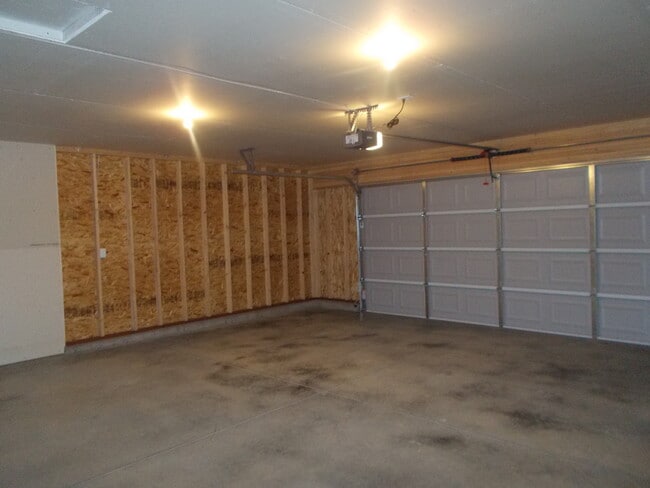 Building Photo - 3 Bed/ 2 Bath/ 2 Car Garage Newer Construction in Billings Heights