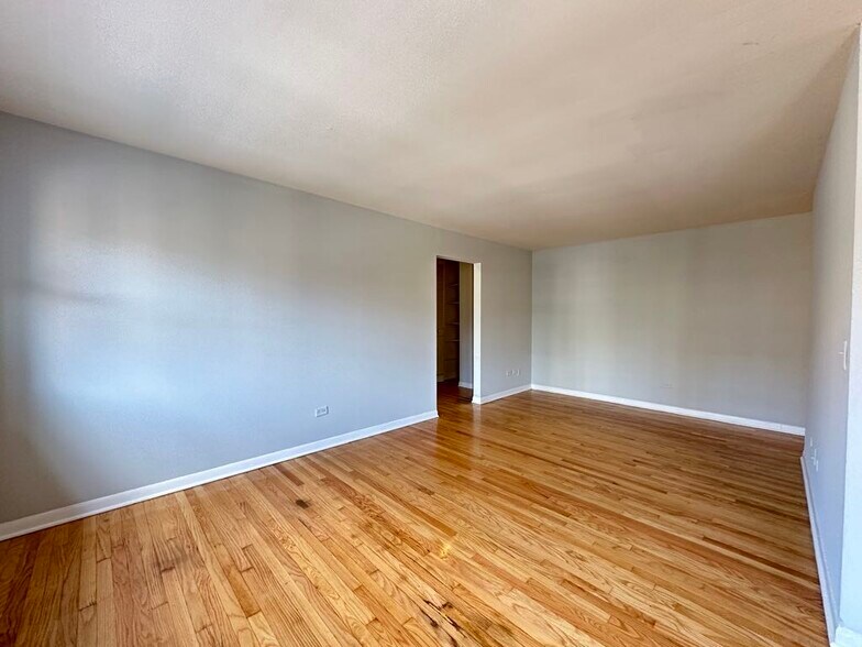 Building Photo - 513 W Briar Pl