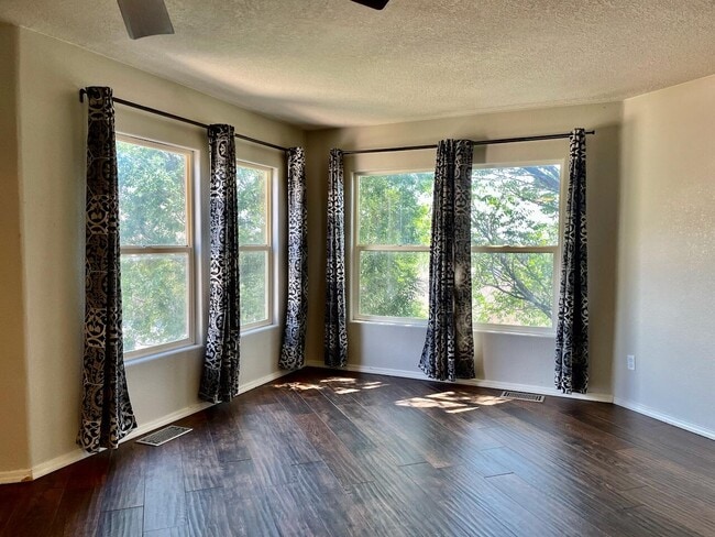 Building Photo - 12408 Mangas Trail NE