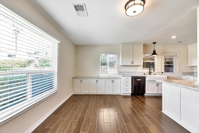 Building Photo - 8624 La Butte Ln