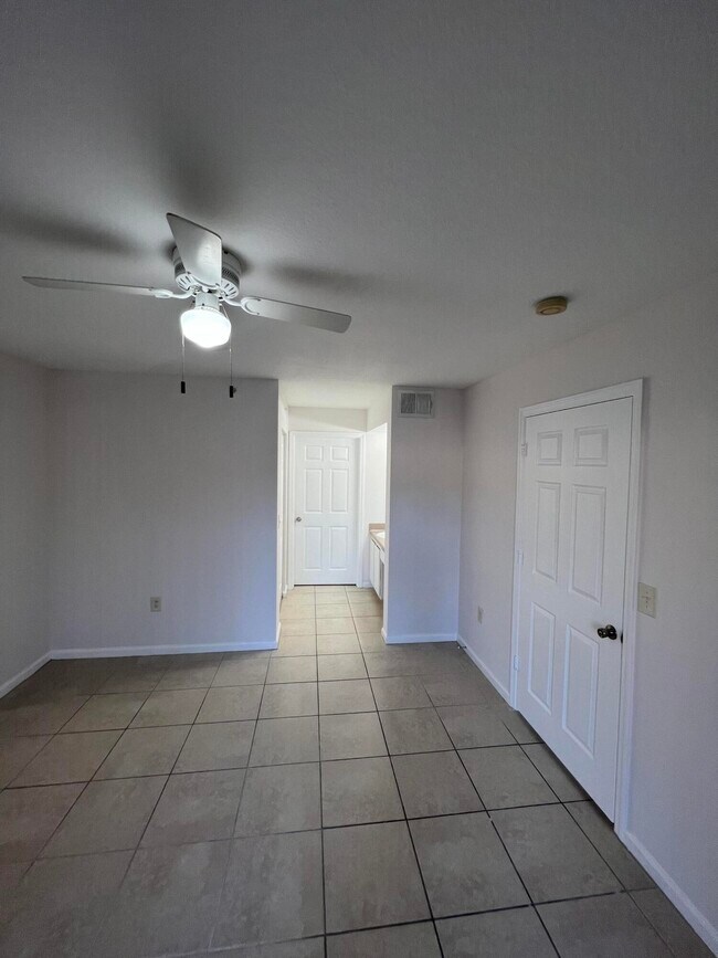 Building Photo - 161 SW Palm Dr