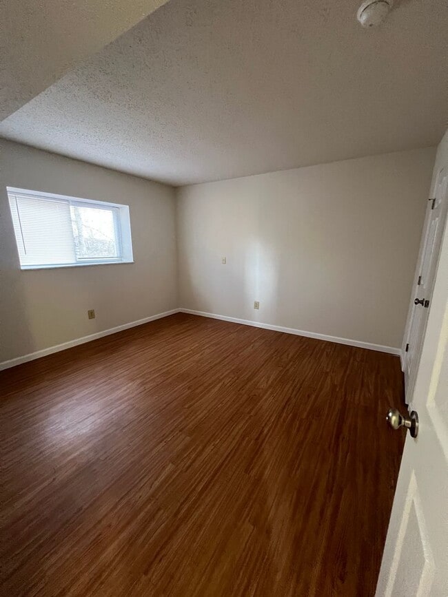 Building Photo - 4 bed 1.5 bath home close to I-44