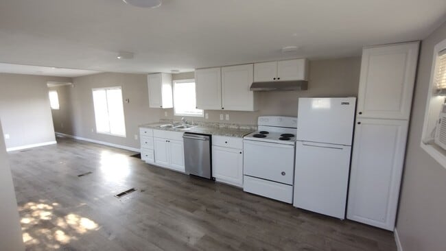 Building Photo - 2 Bedrooms with 2 Bathrooms Home on Large ...