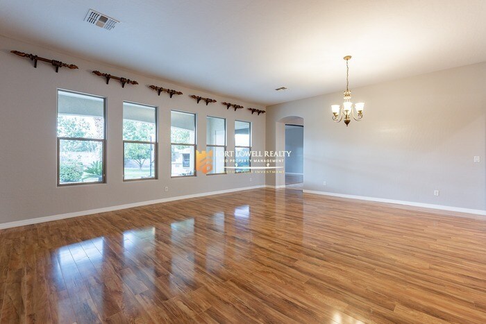 Building Photo - 13354 W San Miguel Ave