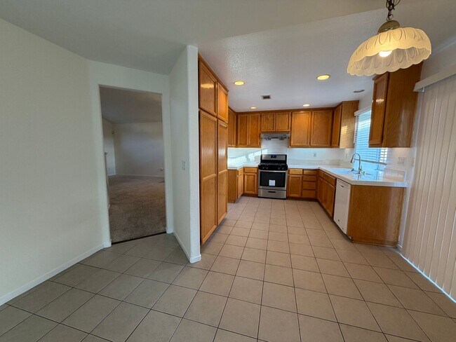 Building Photo - Welcome to this stunning 4 bedroom 2.5 bathroom home located in Hayward