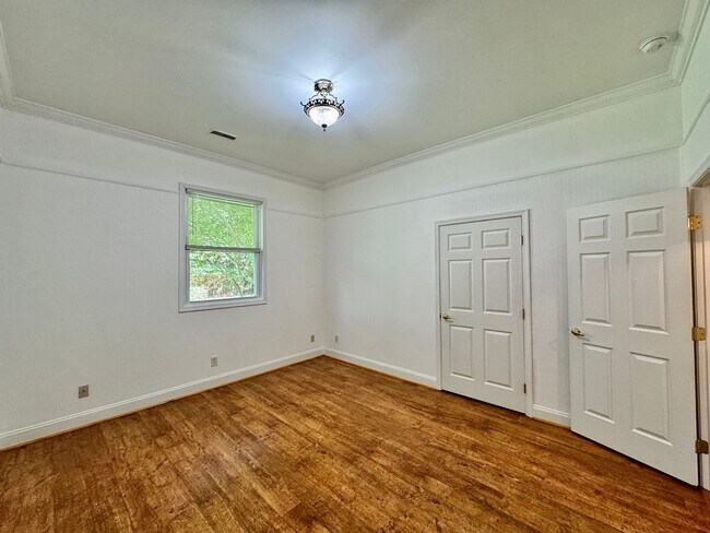 Building Photo - Recently Updated 4-Bedroom Ranch Home w/a 2 Bedroom Guest Cottage! Ready 04-23-26! Pet Friendly Home