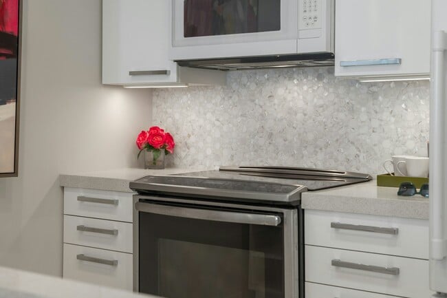 Building Photo - 565 Esplanade