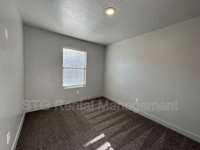 Building Photo - 3102 S Relic Ridge Dr