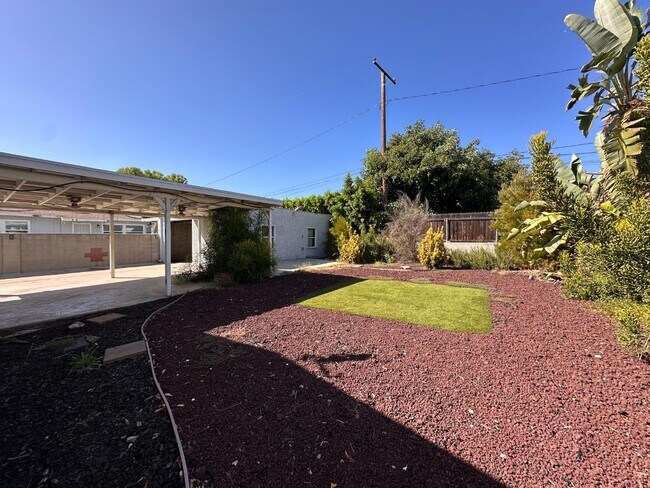 Building Photo - 445 1/2 E Puente St