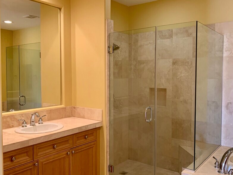 Master Bath - 4153 Via Mattina