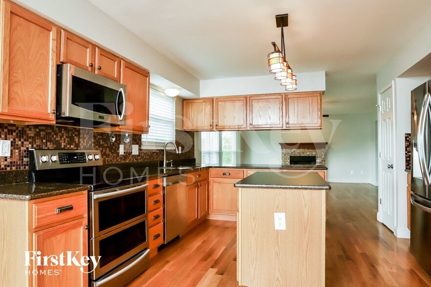 Building Photo - 5 Shady Moss Ct