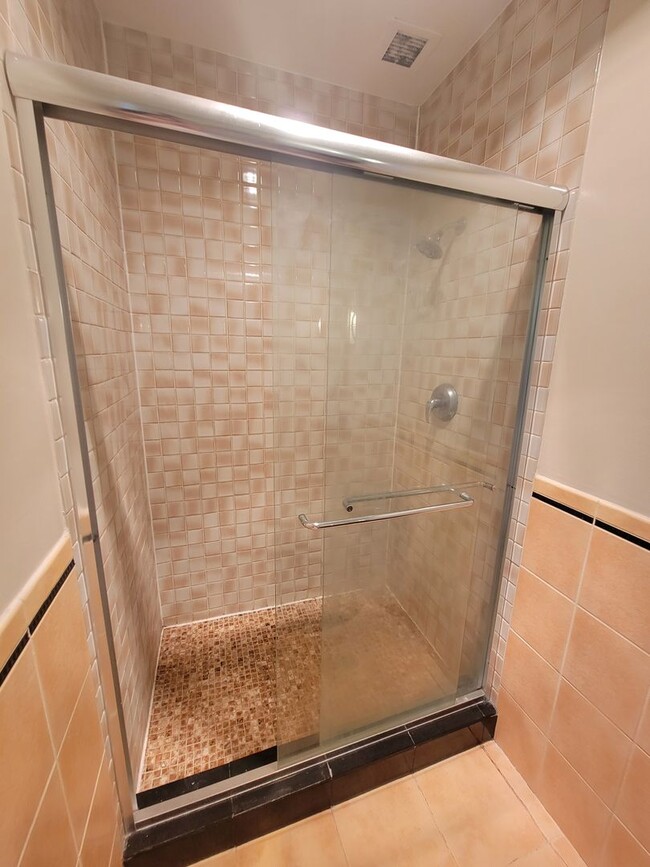 Building Photo - Spacious 2BR, 2BA in the heart of the City...
