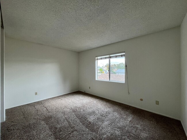 Building Photo - MOVE-IN READY Chatsworth 3+2.5 w/backyard, fireplace + 2 car garage!