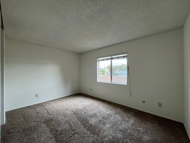 Building Photo - MOVE-IN READY Chatsworth 3+2.5 w/backyard,...