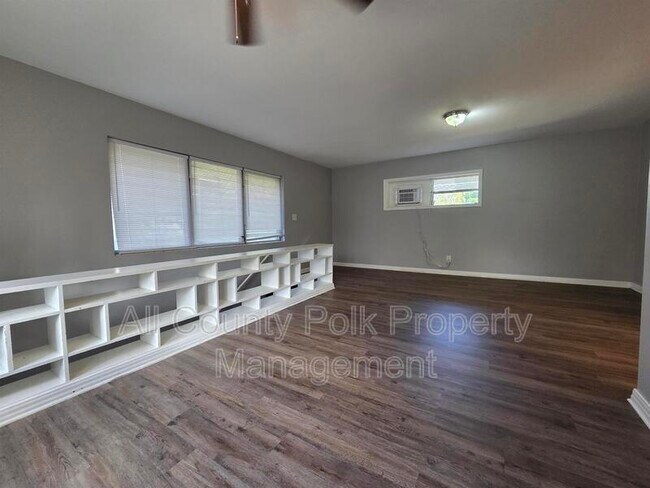 Building Photo - 936 E Lime St