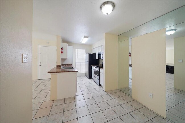 Building Photo - 3900 Woodchase Dr
