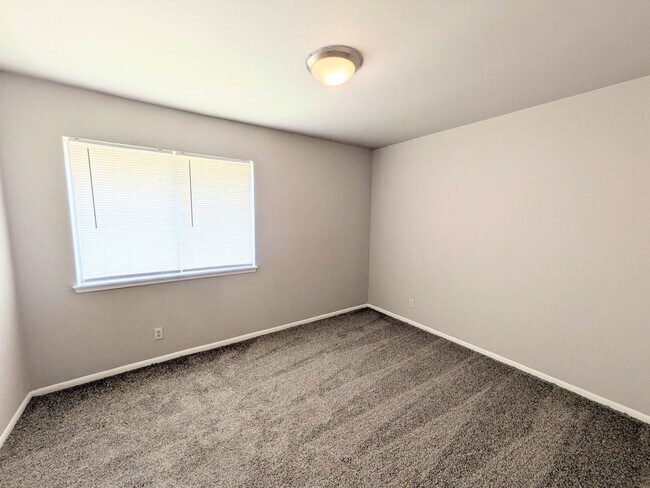 Building Photo - 501/503 Southtrail Dr